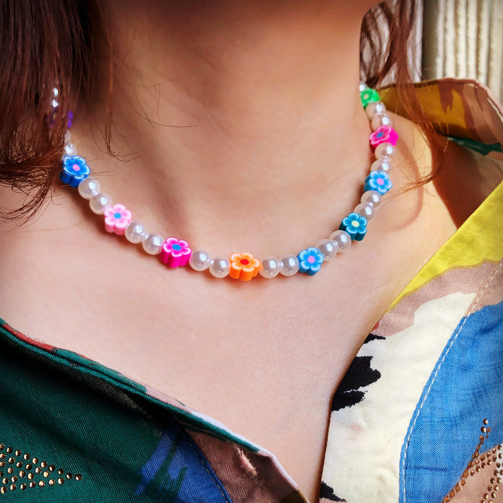 Venta al por mayor collar de clavícula de perlas de vidrio de pétalos de margaritas pequeños coloridos
